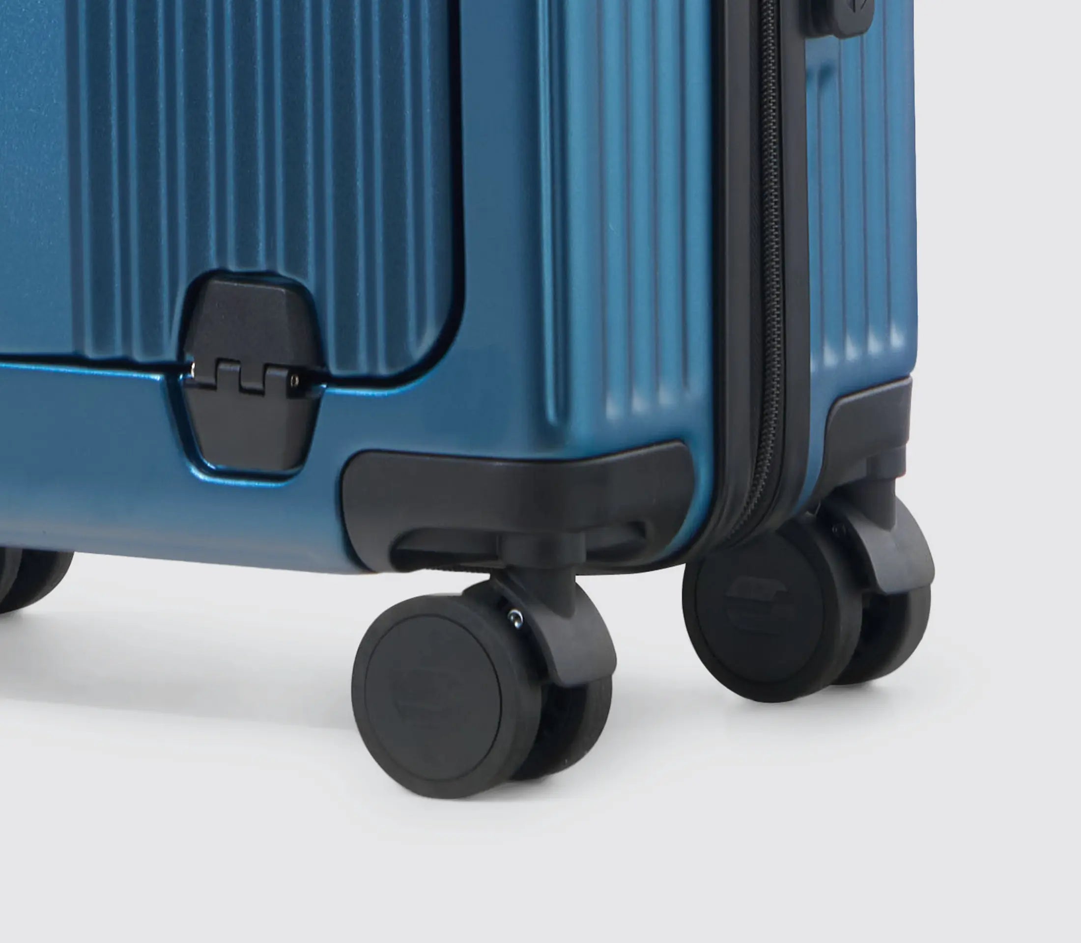 Travel Bags for Women with Wheels: Combining Style, Comfort & Functionality